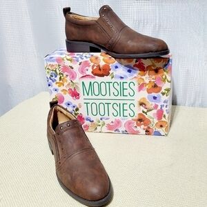 NWT Mootsie Tootsie Kira Distressed Chocolate Slip-on (9.5M)